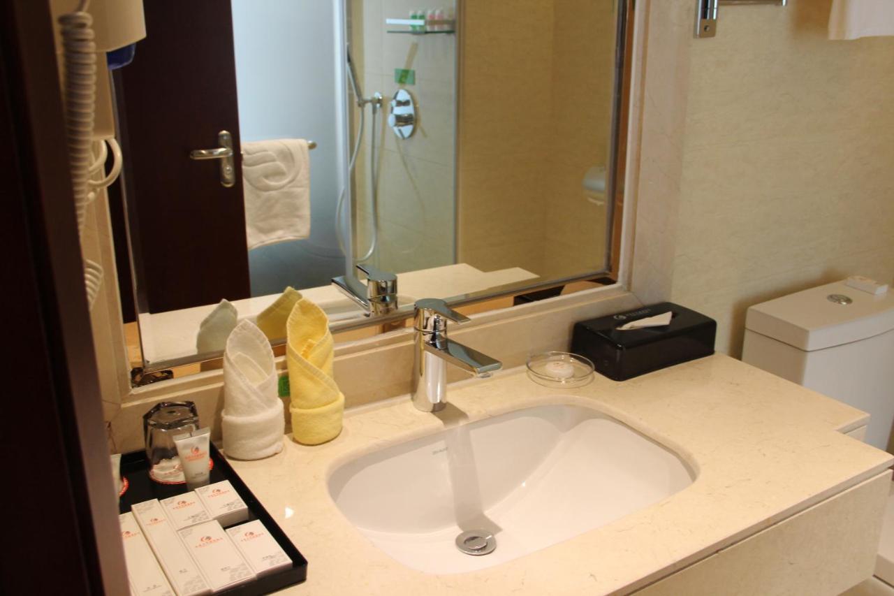 Royal International Hotel Urumqi Room photo