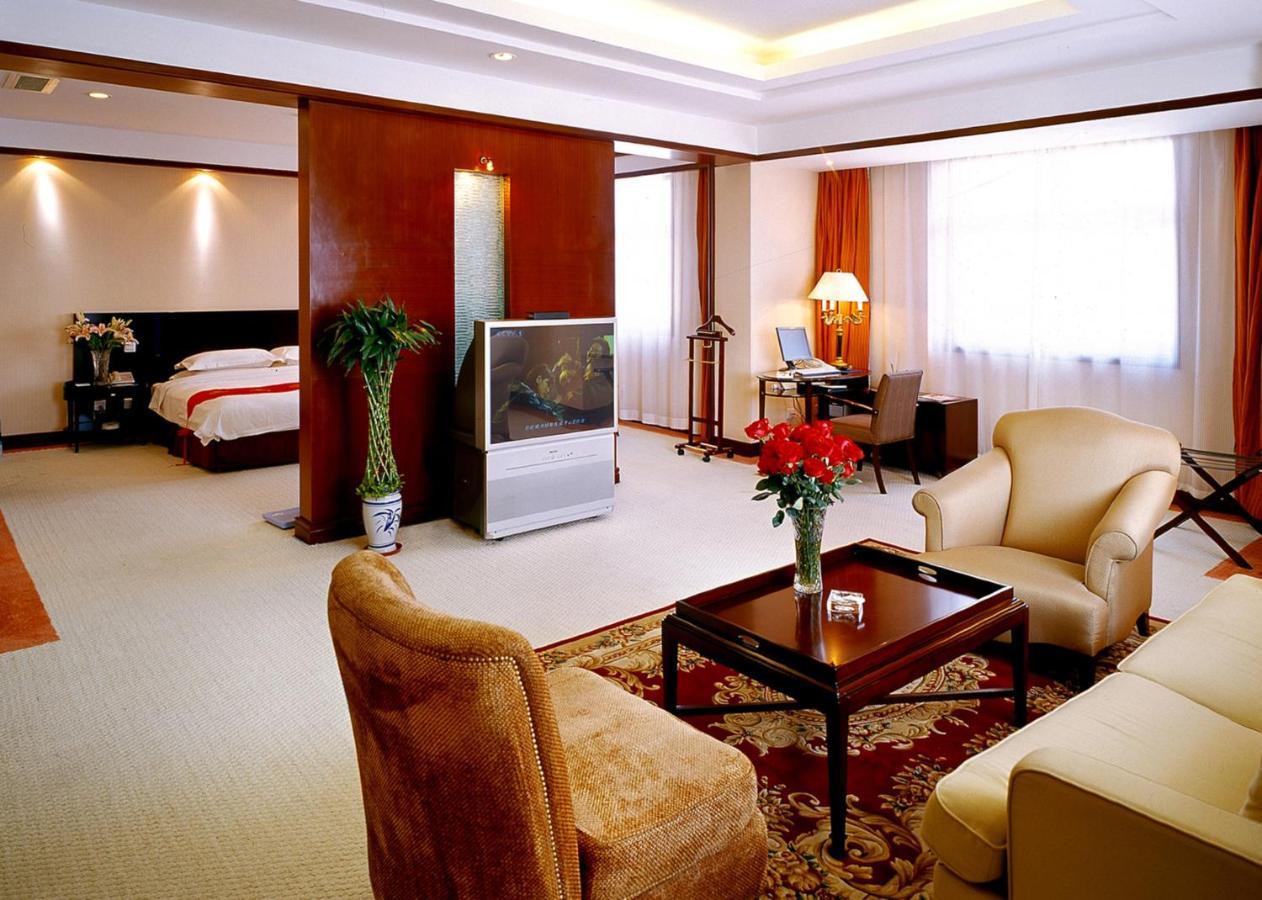 Royal International Hotel Urumqi Room photo