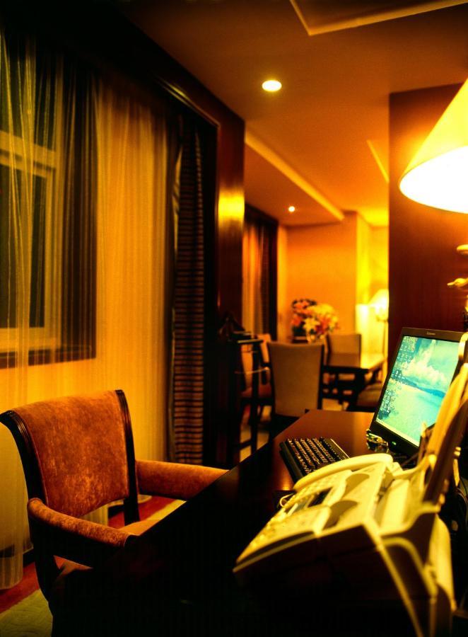 Royal International Hotel Urumqi Room photo